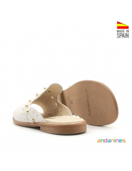 Sandalias comunión niña tipo zueco blancas de piel Andanines vista lateral