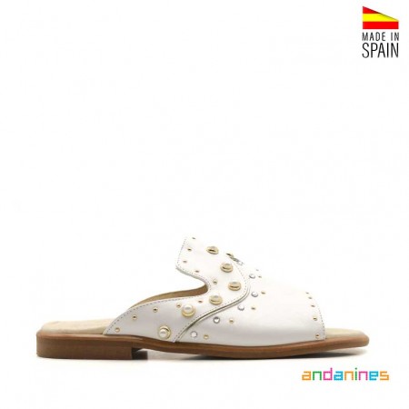 Sandalias comunión niña blancas con perlas y adornos metálicos Andanines