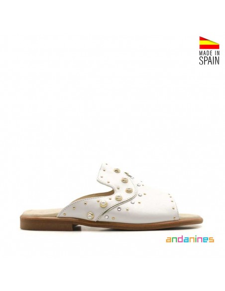 Sandalias comunión niña blancas con perlas y adornos metálicos Andanines