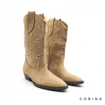 bota con ojales metálicos