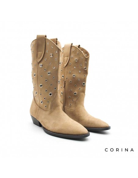 bota con ojales metálicos