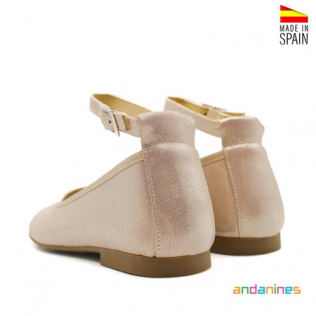 bailarinas niña ceremonia rosas