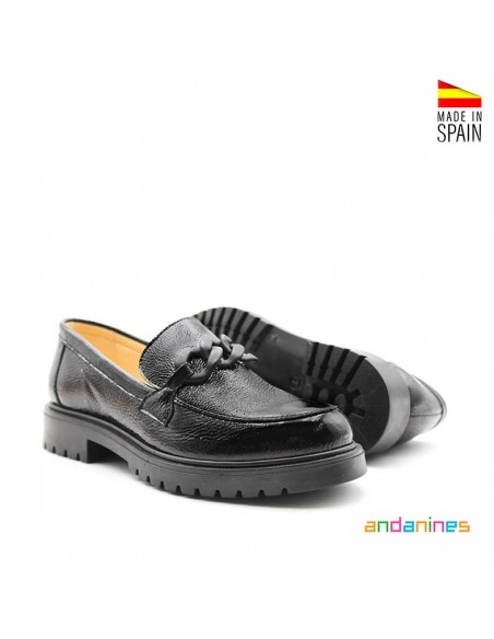 zapatos mocasines para niñas con suela de goma y acabado en charol negro