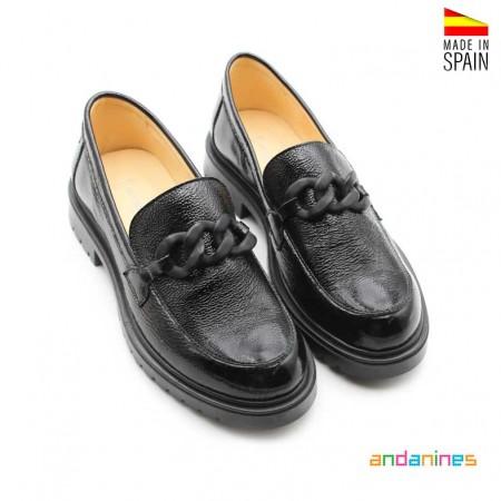 zapatos mocasines para niñas en charol negro con cadena decorativa