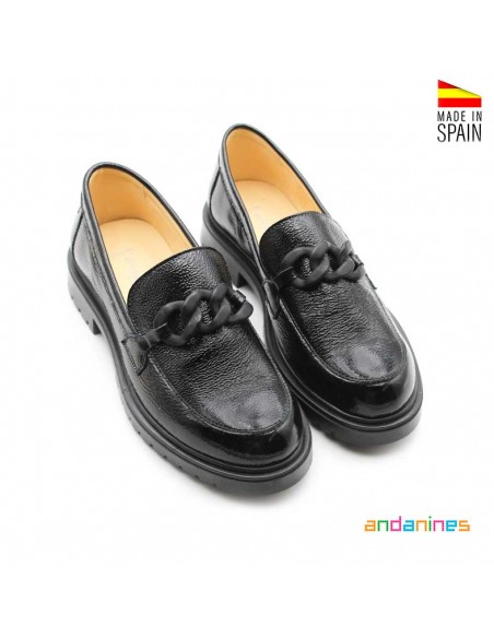 zapatos mocasines para niñas en charol negro con cadena decorativa