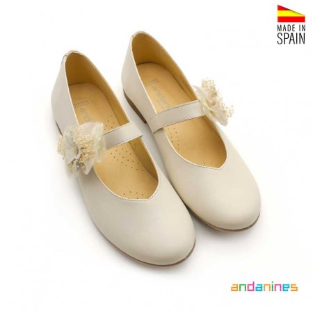 Zapatos de Comunión para Niñas beige con pulsera de velcro y diseño elegante
