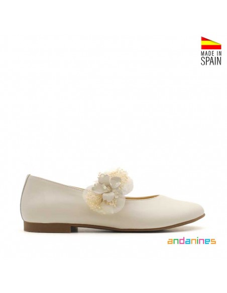 Zapatos de Comunión para Niñas Andanines beige de piel con flor decorativa extraíble
