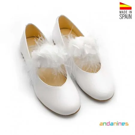 Zapatos de comunión blancos para niña con adorno de tul y plumitas