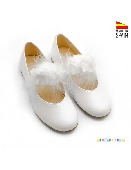 Zapatos de comunión blancos para niña con adorno de tul y plumitas