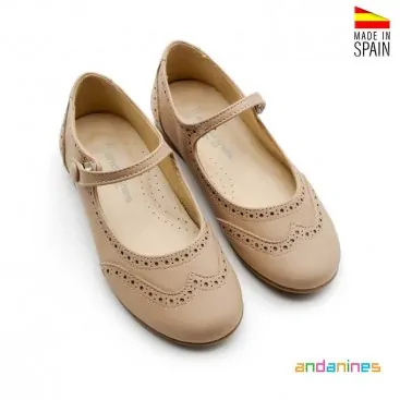 Zapatos elegantes para niñas tipo mercedita taupe con cierre de clic
