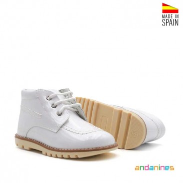 Botas niño charol blanco