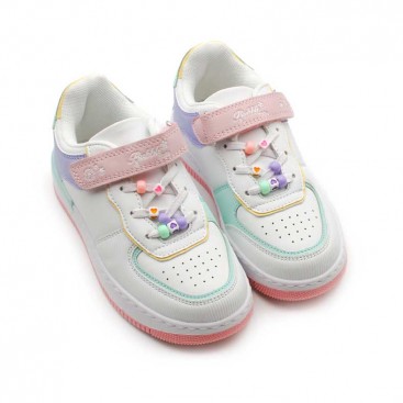 zapatillas con decoracion en los cordones