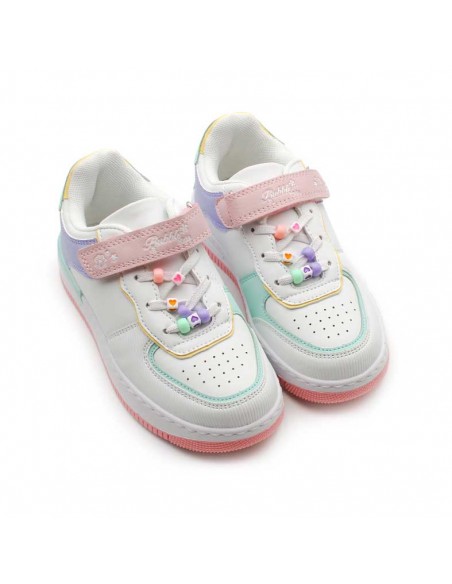 zapatillas con decoracion en los cordones