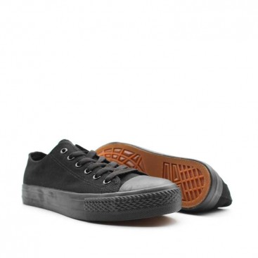 Zapatilla negra con puntera y suela de goma negr