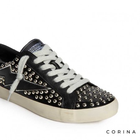 Zapatilla negra con tachuelas