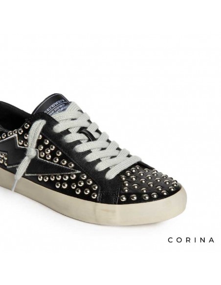 Zapatilla negra con tachuelas