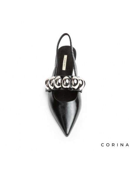 zapatos negros con detalle metálico