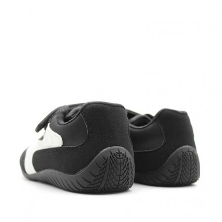 zapatilla negra niña​