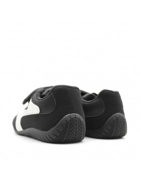 zapatilla negra niña​