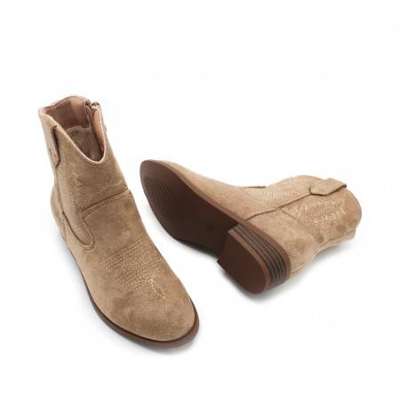 Botín Cowboy Niña Beige visto desde atrás con bordados western