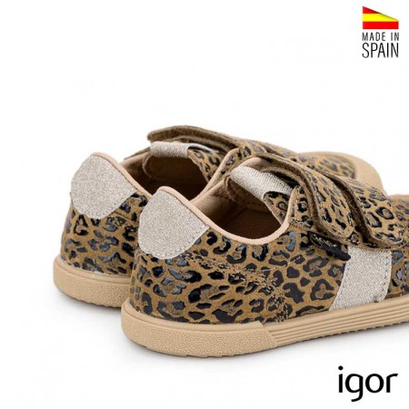 tennis barefoot niña