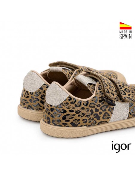 tennis barefoot niña