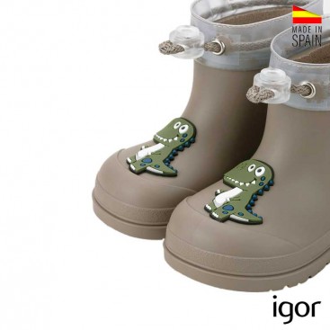 Detalle de dinosaurio en botas de agua taupe Igor Mendi Dino