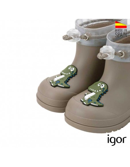 Detalle de dinosaurio en botas de agua taupe Igor Mendi Dino