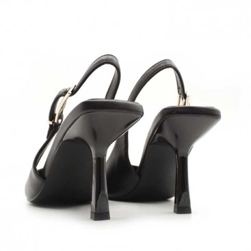 zapato negro con tacón