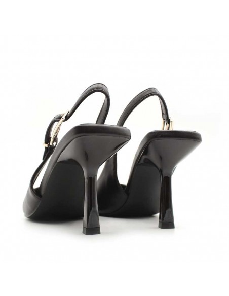 zapato negro con tacón