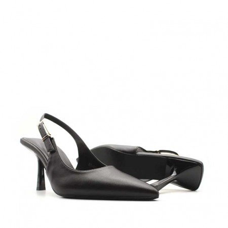 zapato de salón negro con tacón fino