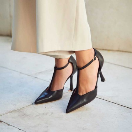 zapatos negros de tacon​