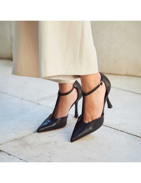zapatos negros de tacon​