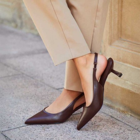 Zapatos marrones de tacón medio y fino Tendencia