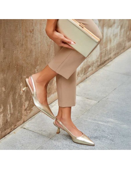 stilettos dorados​