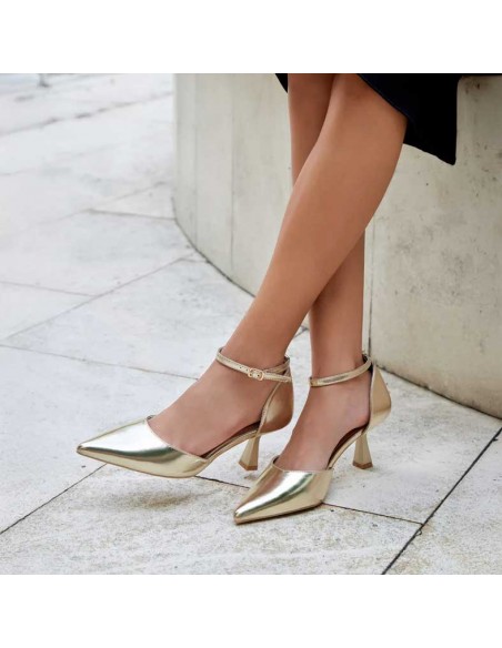 zapatos de tacon dorados​
