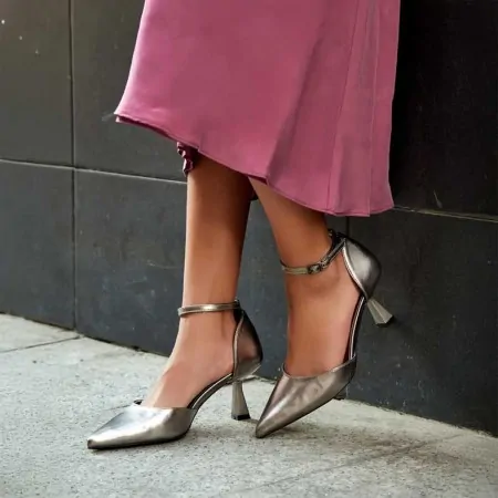 zapatos gris plomo fiesta​