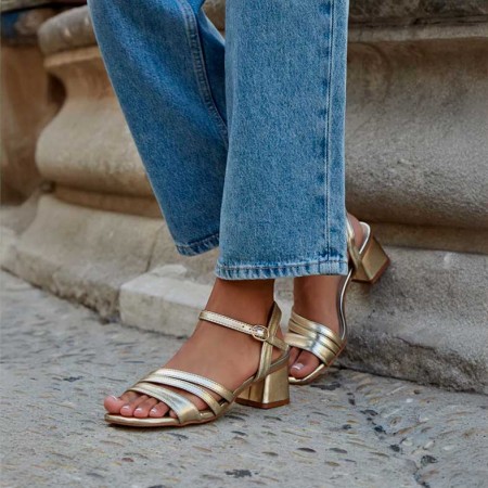 sandalias doradas tacon bajo​