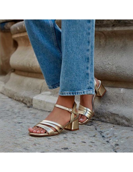sandalias doradas tacon bajo​