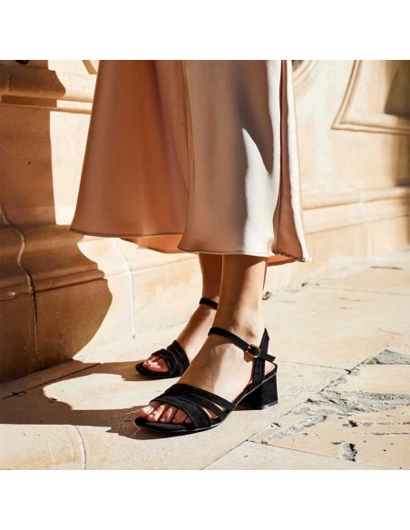 sandalias negras cómodas tacón