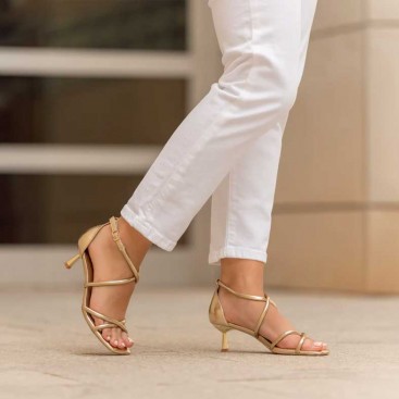 sandalia dorada tacon​