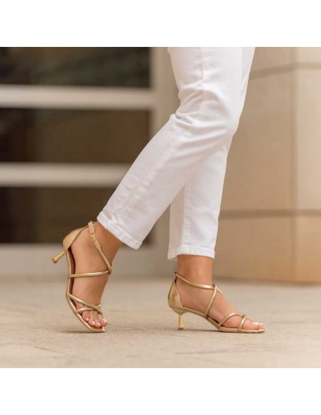 sandalia dorada tacon​