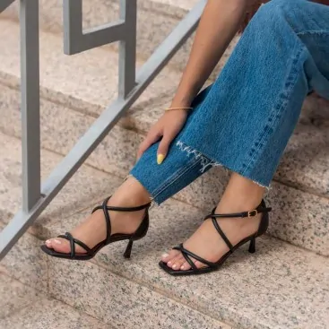 sandalia negra tacon fiesta​