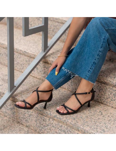 sandalia negra tacon fiesta​