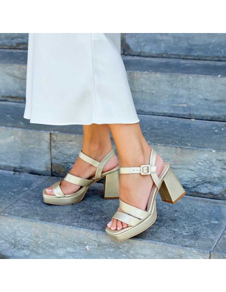 sandalias de fiesta doradas con plataforma​