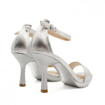 sandalia plateada tacon fino