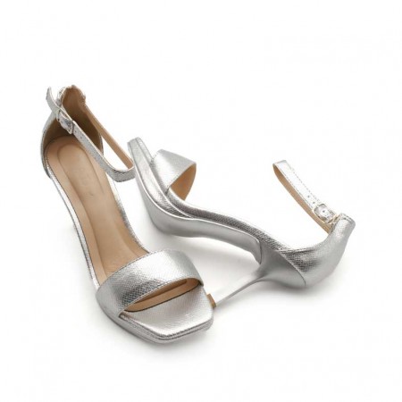 sandalia plateada elegante