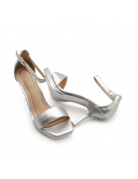 sandalia plateada elegante