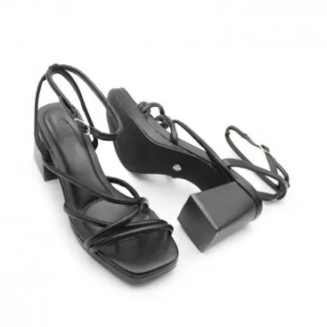 sandalias tacon tiras negras​