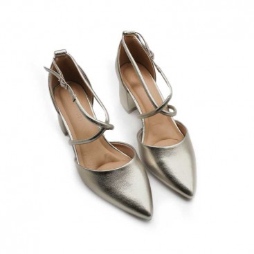 tacones color plomo​